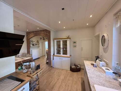 Moderne Küche mit Essbereich - 