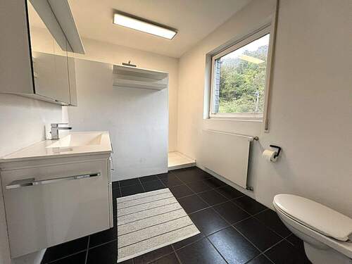 Modernisiertes Badezimmer mit begehbarer Dusche - 