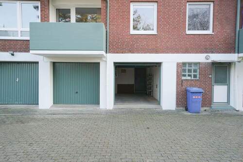 Hofansicht/ Garage - 