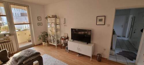 Wohnzimmer - RENOVIERTE 2-ZIMMER-ERDGESCHOSSWOHNUNG mit BALKON in LANGENFELD