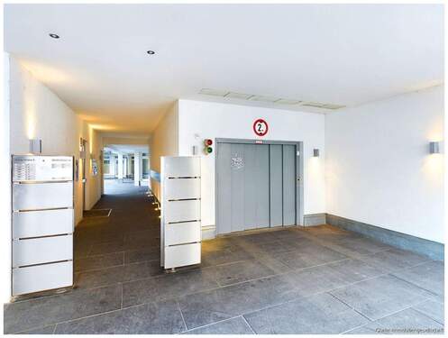 Eingangsbereich mit Autoaufzug - 4 Zimmer Büro in München
