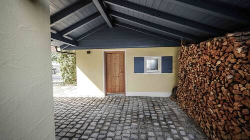 Blick zum Nebengebäude - 