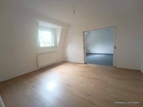 Wohnzimmer - Blick zur Küche - 2 Zimmer Etagenwohnung in Duisburg