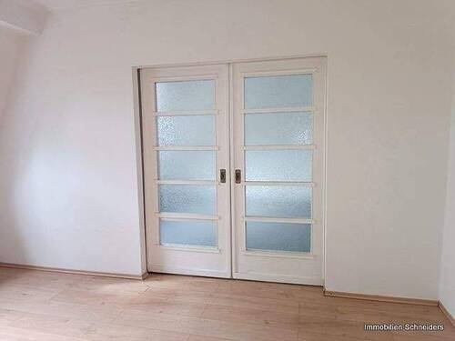 Wohnzimmer - Tür zur Küche - Etagenwohnung mit 50,00 m&sup2; in Duisburg zur Miete