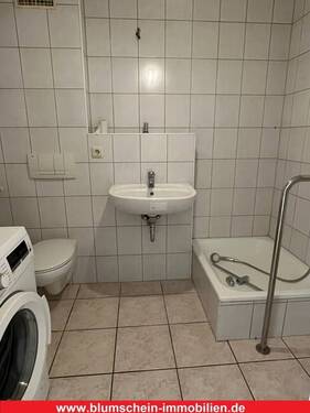 Bad mit Dusche - 2 Zimmer Etagenwohnung in Bad Langensalza