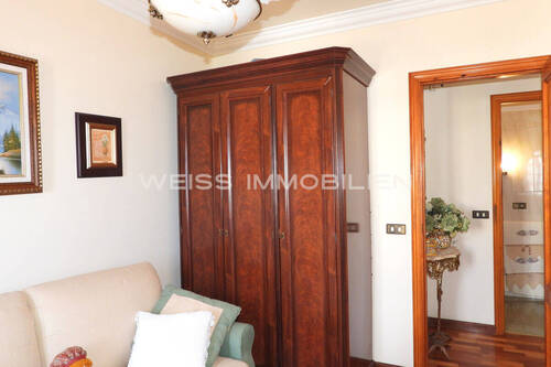 ... mit Parkettboden und Stuckdecke - 