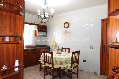 Die Küche mit Regalen ... - 