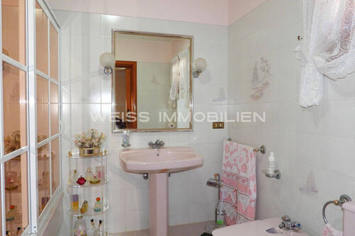 Badezimmer mit Badewanne - 