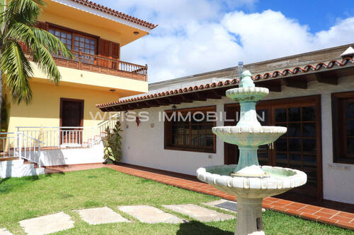 ... neben Schwimmbad und Haus - 