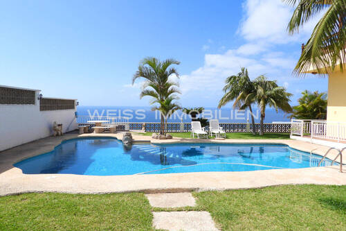 Blick aus dem Pavillon zum Pool - 