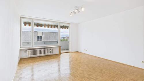 Wohnzimmer - zweite Perspektive - 3 Zimmer Etagenwohnung in München