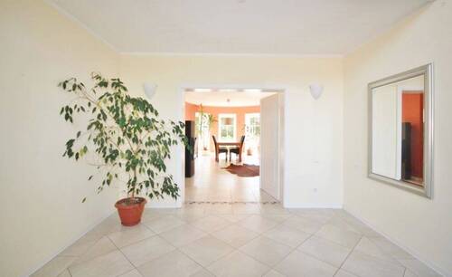 Diele mit Blick zum Wohn-/Essbereich (EG) - 