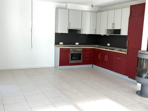 Einbauküche mit Ofenkamin im Essbereich - 3 Zimmer Etagenwohnung zur Miete in Lorsch