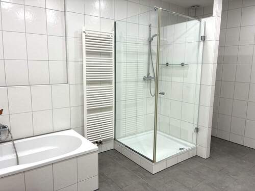 .... mit Wanne und Dusche - 