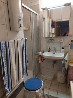 ...... und Dusche (seniorengerecht) - 
