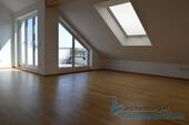 Wohnraum 2 - Moderne 3-Zimmer-Dachgeschoss-Wohnung mit Galerie und Balkon in Deggendorf