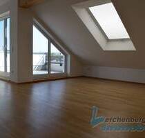 Moderne 3-Zimmer-Dachgeschoss-Wohnung mit Galerie und Balkon in Deggendorf