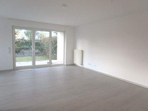 Wohnzimmer mit Zugang zur Terrasse - 3 Zimmer Etagenwohnung zur Miete in Kaiserslautern