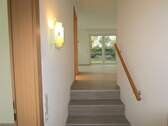 Flur nach oben zu Wohnzimmer und Küche - 