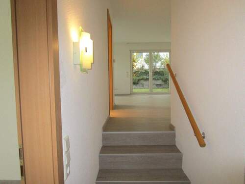 Flur nach oben zu Wohnzimmer und Küche - 