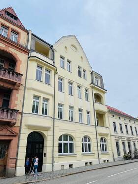 Hausansicht vorn - sanierte Dreiraumwohnung mit 2 Balkonen im gepflegtem Altbau