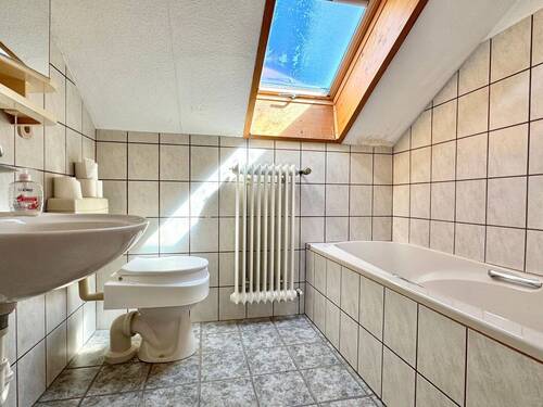 Badezimmer mit Badewanne OG - 