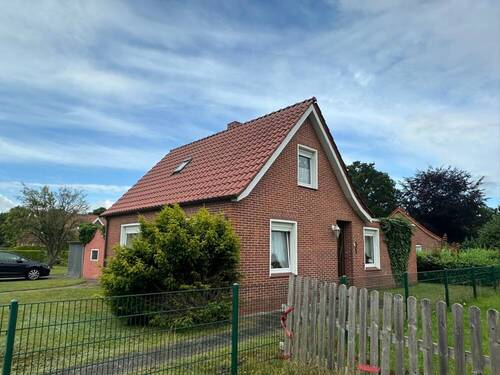 Außenaufnahme - Einfamilienhaus in zentraler Lage von Westoverledingen - mit Potenzial für kreative Gestalter