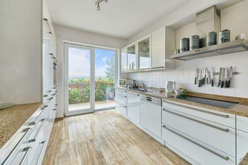 Moderne Einbauküche im Obergeschoss - 