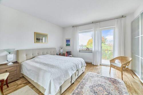 Gemütliches Schlafzimmer mit Balkon - 