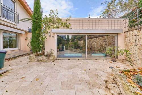 Innenschwimmbad mit Zugang in den Garten - 