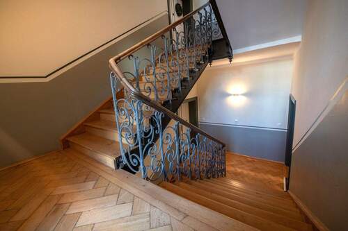 Treppenhaus - 4 Zimmer Etagenwohnung in München