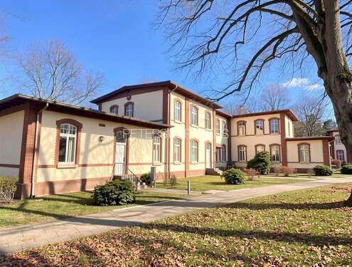 Außenansicht - + Historischer Altbau trifft modernen Komfort +