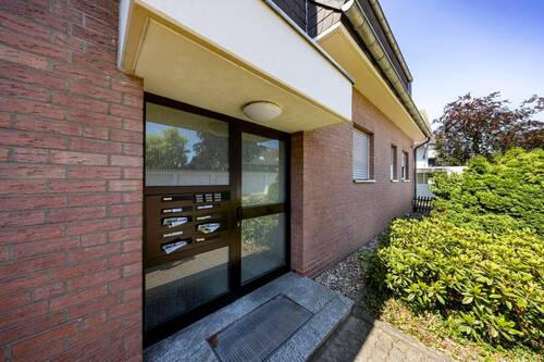 Hauseingang Mehrfamilienhaus - 