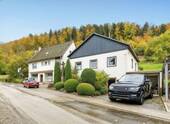 Gebäudeansicht Straße - Vielseitiges Haus mit Garten, Wellness- und Gewerbebereich