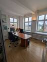 Helles Einzelbüro - Elbphilharmonie-Blick: Flexible Büroflächen für kreative Teams in Hamburg