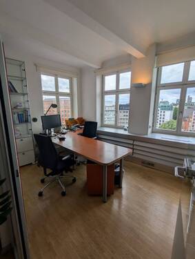 Helles Einzelbüro - Elbphilharmonie-Blick: Flexible Büroflächen für kreative Teams in Hamburg