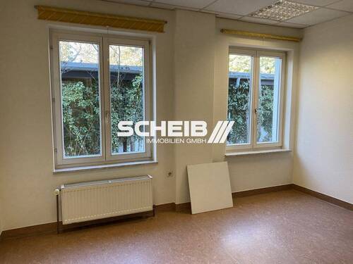 hell durch große Fenster - Einzelraum im Ergeschoss frei - 140,00 EUR Kaltmiete,