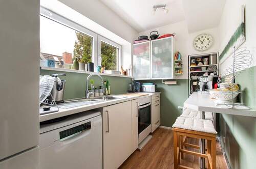 Praktische Küche im Obergeschoss mit großem Fensterband - 