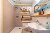 Modernes Badezimmer mit Dusche und Holzakzenten - 