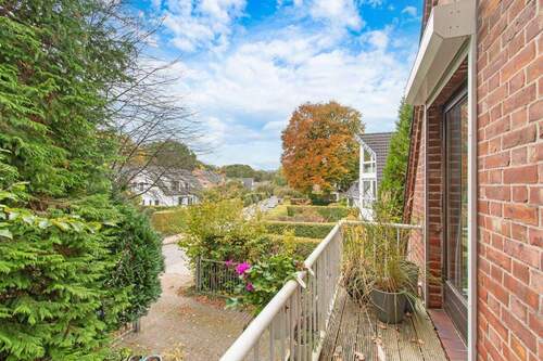 Balkon mit Blick in die grüne Umgebung - 