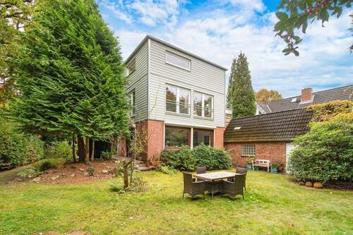 Großzügiger Garten mit Terrasse und gemütlicher Sitzecke - 