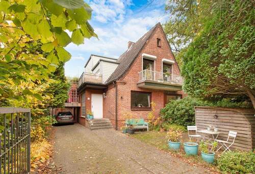 Einladende Einfahrt mit Vorgarten und praktischem Parkplatz - 