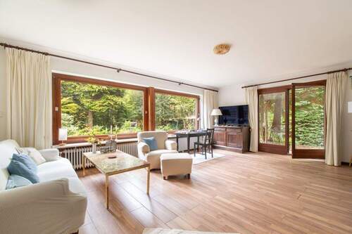 Helles Wohnzimmer mit großer Fensterfront und Gartenzugang - 5 Zimmer Mehrfamilienhaus, Wohnhaus zum Kaufen in Hamburg