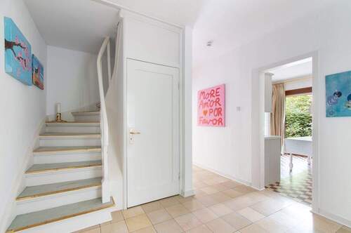 Eingangsbereich mit klassischer Treppe und Fliesenboden - 5 Zimmer Mehrfamilienhaus, Wohnhaus in Hamburg