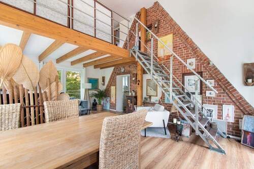 Wohnbereich mit Sichtmauerwerk und Aufgang zur Empore - 
