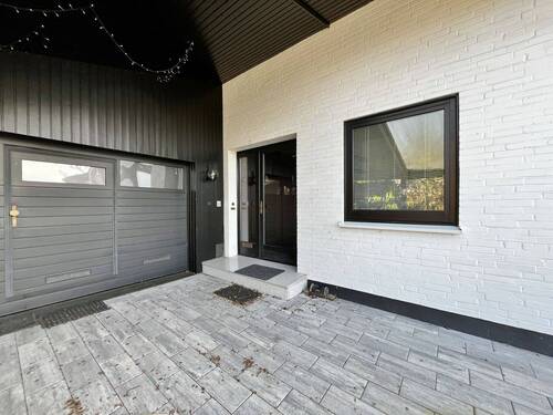 überdachter Hauseingang - Bungalow mit 248,00 m&sup2; in Stuhr zum Kaufen