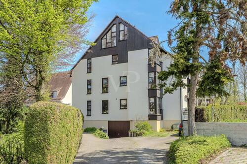 Hausansicht mit Zufahrt zur Tiefgarage - 