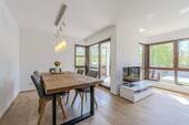 Essbereich mit Zugang zum Balkon - 