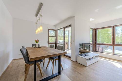 Essbereich mit Zugang zum Balkon - 