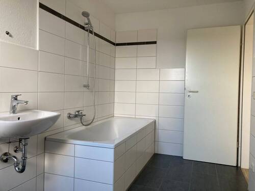 Bad mit Badewanne - 